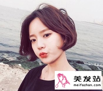 梨花头自己怎么吹 女生中分短发梨花头发型